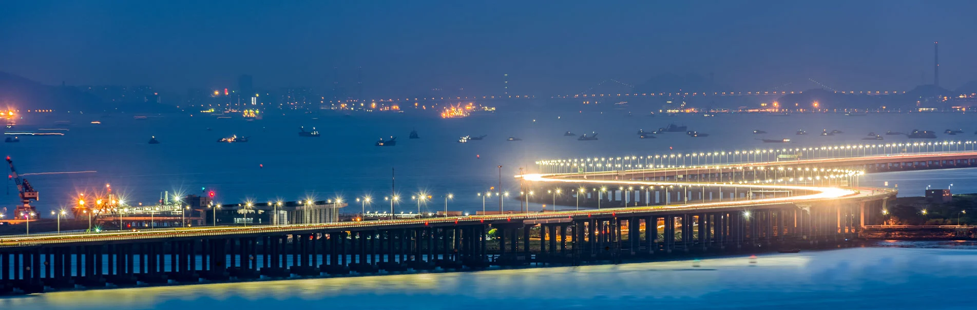 مصباح شارع ذكي بالطاقة الشمسية