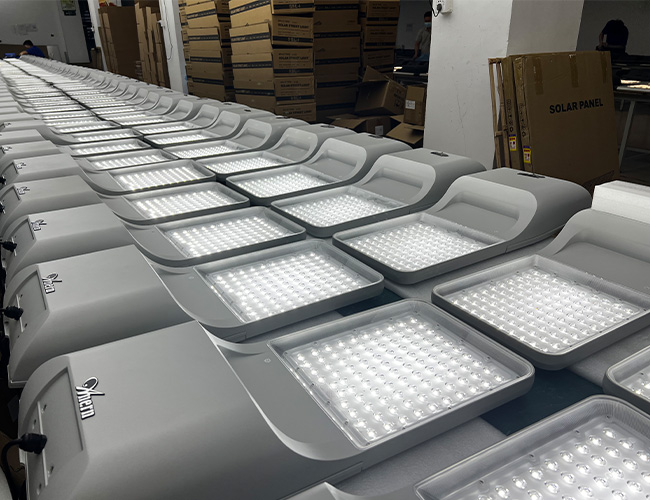 الكل في اثنين من تطبيق ضوء الشارع بالطاقة الشمسية