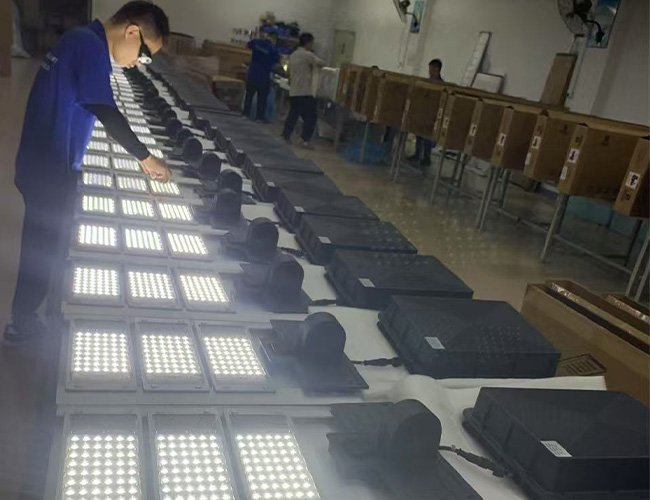 مصباح شارع الكل في واحد