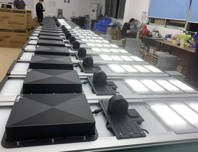 مصباح شارع شمسي متكامل