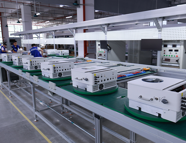 محول طاقة شمسية هجين على/خارج الشبكة أحادي الطور IP65 بقدرة 6 كيلو وات