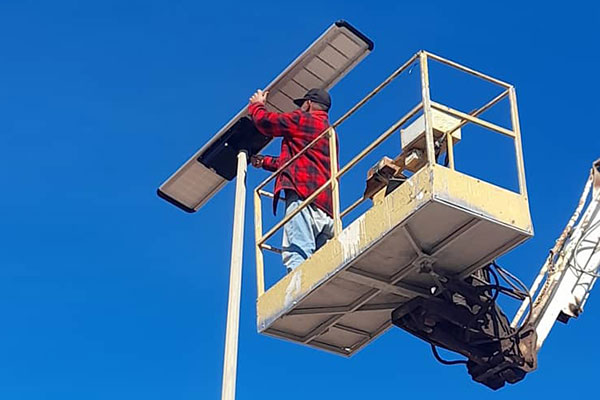 ما الفرق بين مصابيح الشوارع التي تعمل بالطاقة الشمسية وأضواء الشوارع التقليدية التي تعمل بشبكة الطاقة ؟