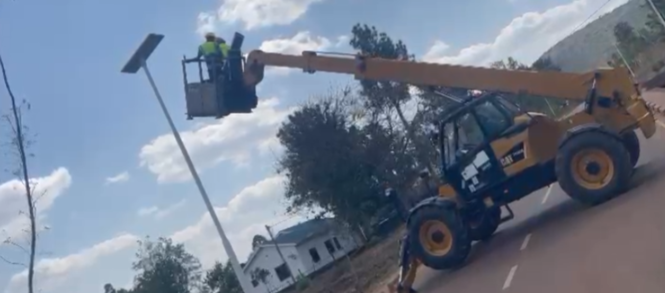 تصميم يركز على إضاءة الشوارع بالطاقة الشمسية: إضاءة طويلة واستقرار النظام